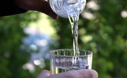 Farkında Olmadan Taş mı Üretiyorsun? Su Şişesindeki Bu Orana Dikkat!